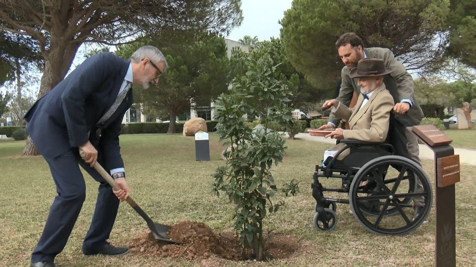 El rector ayuda a Francisco Giles a plantar un árbol con su nombre en el Bosque de los Honoris, en Puerto Real.