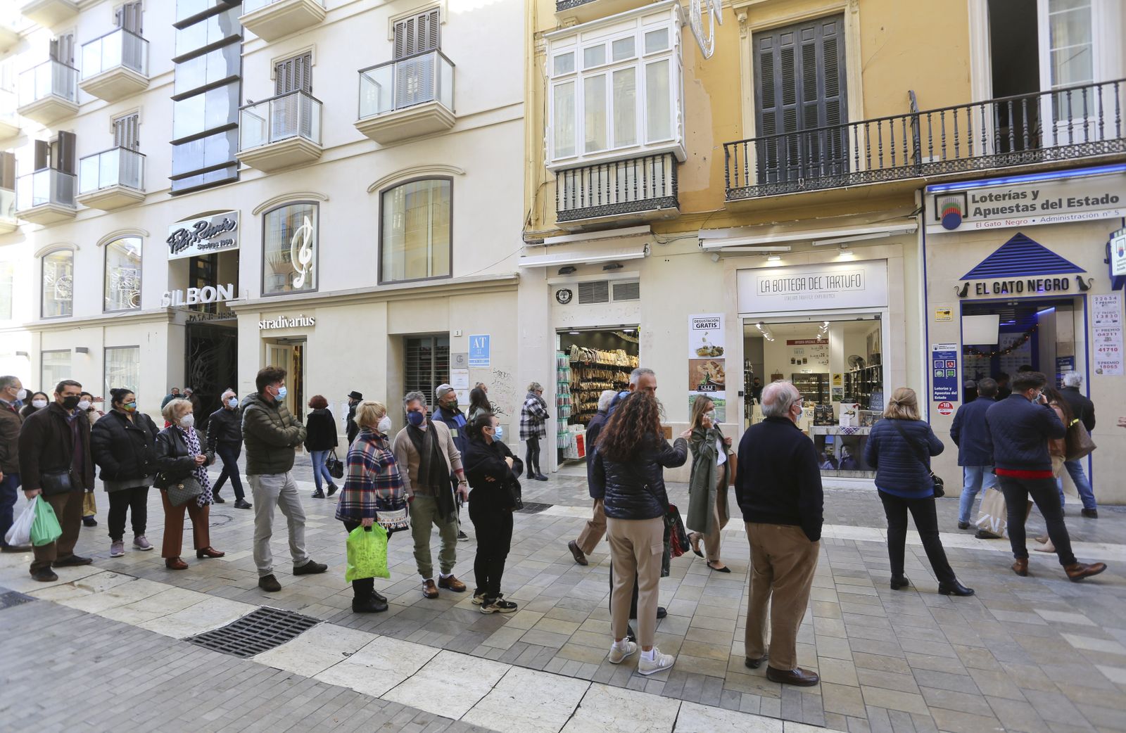 Colas ante una administración de Loterías.