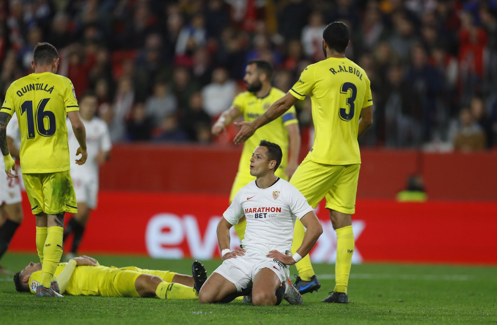 Chicharito se lamenta tras una de las muchas llegadas al área del Sevilla.