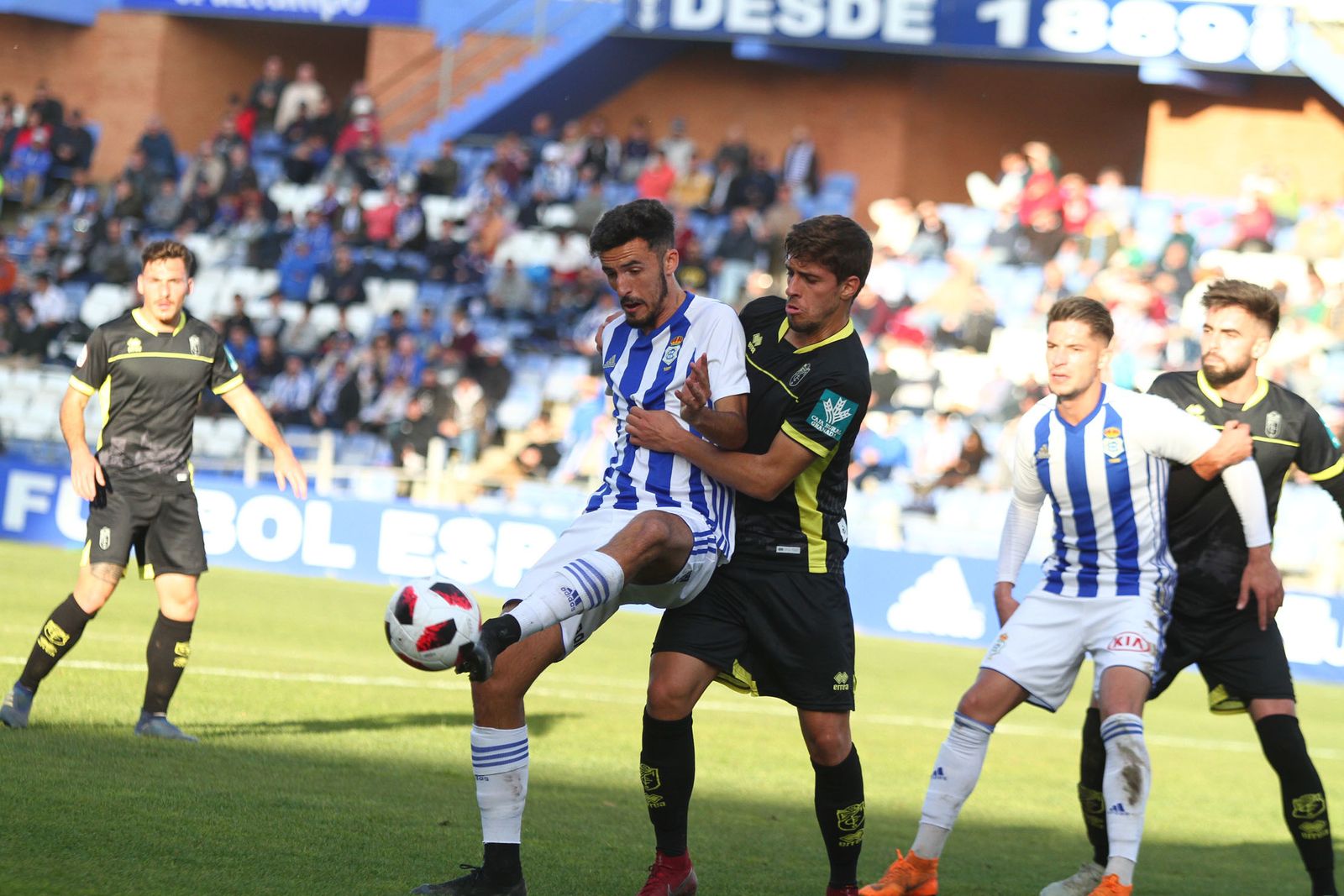 Un jugador del Recreativo de Huelva controla el balón en el partido de este sábado