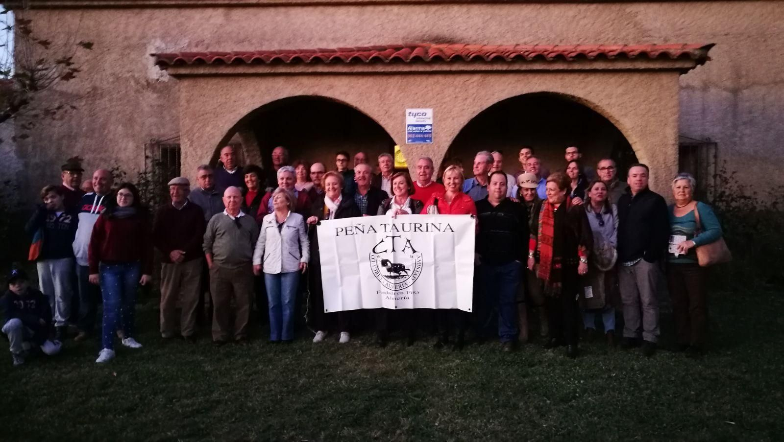 La peña Círculo de la Amistad visitó la ganadería de Victorino Martín