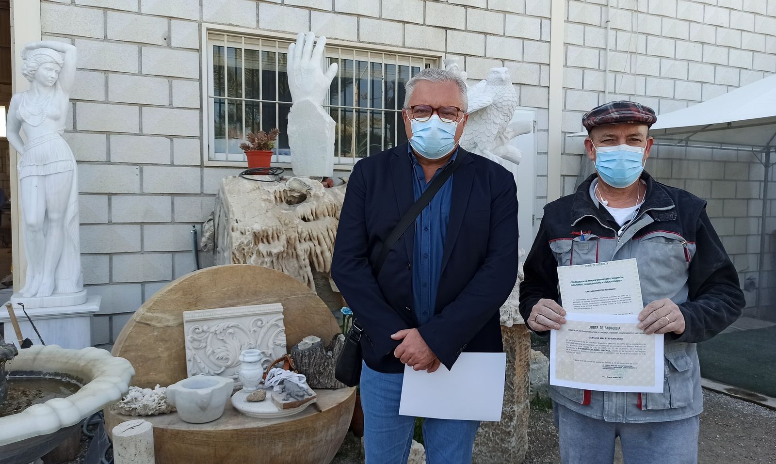 El Maestro artesano Francisco Alías recoge su reconocimiento.