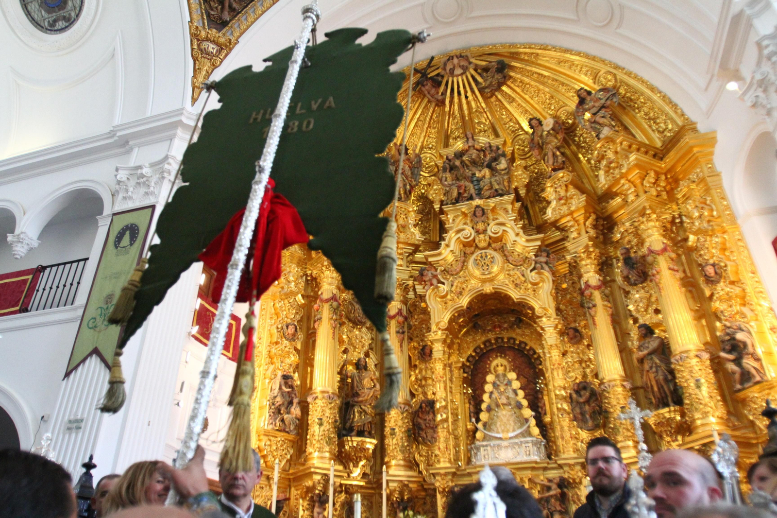 La Hermandad de Huelva se presenta ante la Virgen del Rocío en su peregrinación a la aldea almonteña