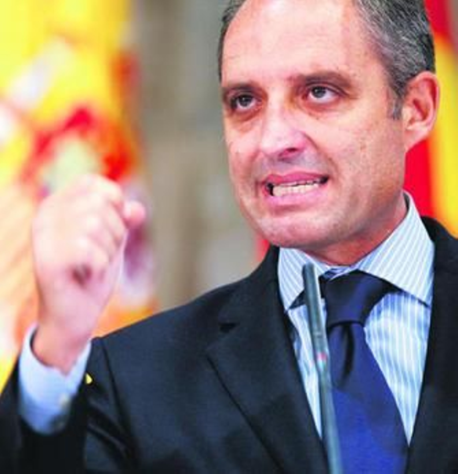 Camps se abraza a su consejera de Agricultura tras dimitir.