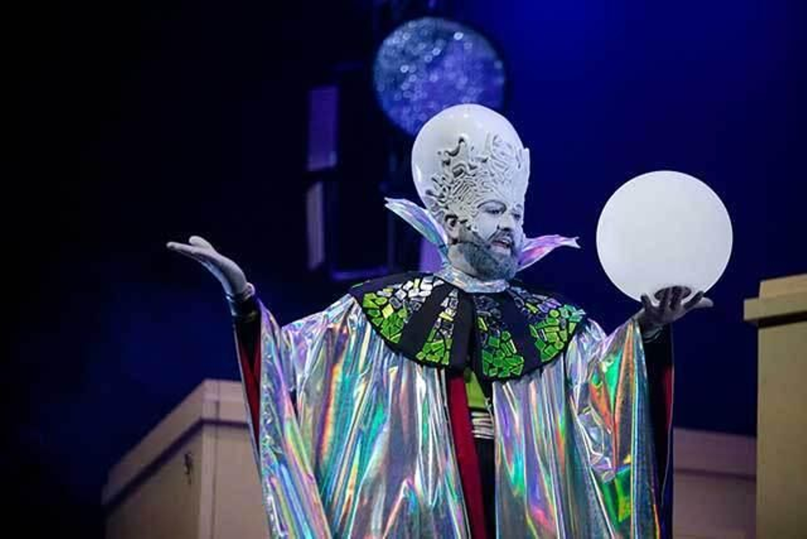 El Gran Emigrante.Manu Sánchez regresa al Teatro Villamarta con esta producción el sábado 10 y el domingo 11, ambas funciones a las 19 horas.El nuevo reto escénico del actor y productor sevillano combina el humor, la sátira política y la crítica social e incorpora ahora en un texto totalmente revisado algunos de los hitos más relevantes de la actualidad, como la pandemia del Covid-19 o la polémica suscitada en torno a la salida de España del Rey Emérito.