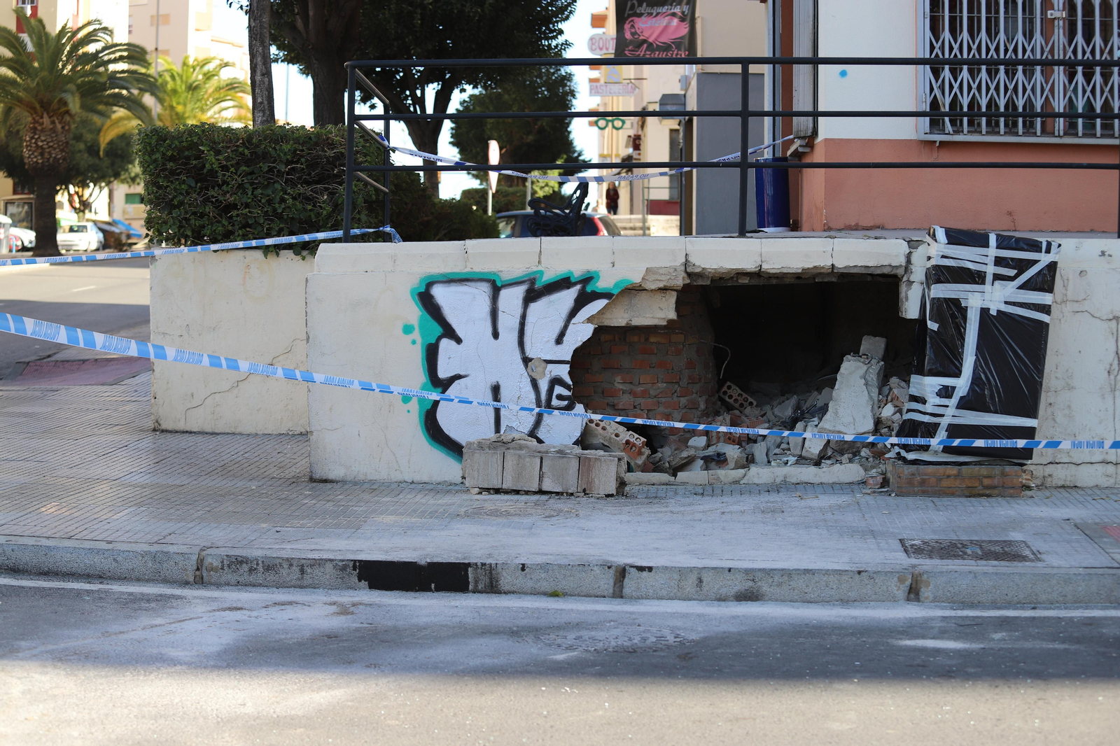 Imágenes del lugar del accidente que le costó la vida a una joven de 22 años en Fuerzas Armadas, Huelva