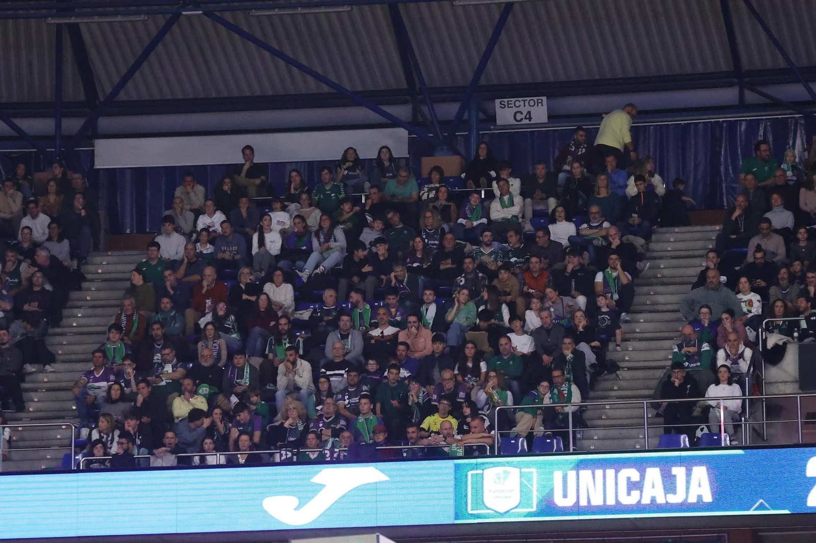 Búscate en las gradas del Carpena durante el Unicaja-Valencia Basket