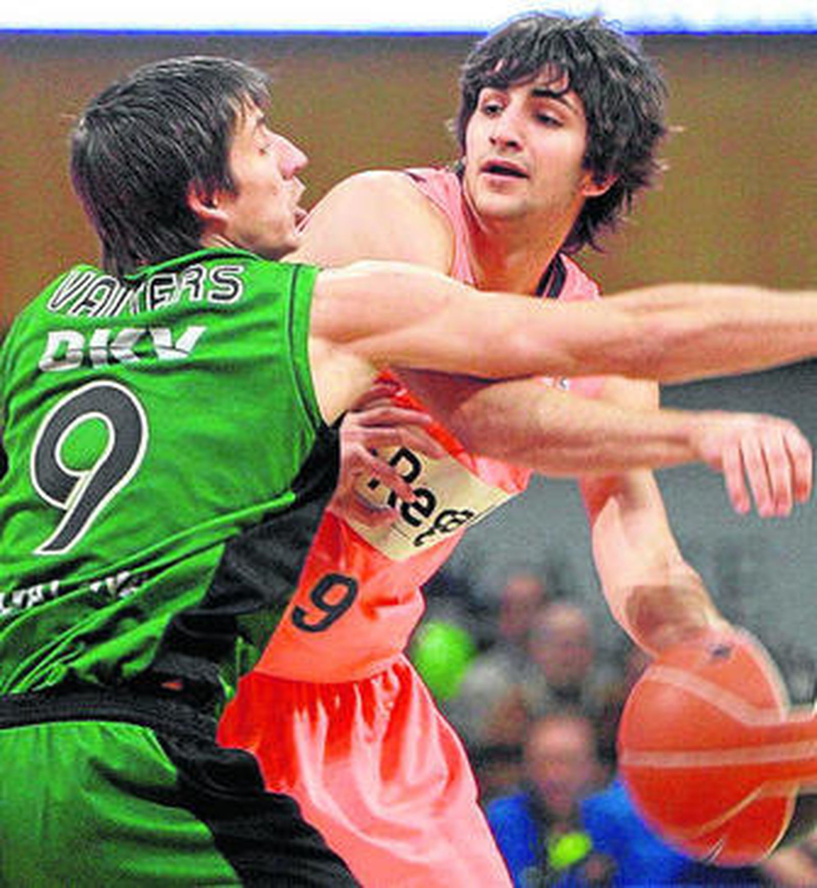 Rubio intenta zafarse de Valters, ayer en Badalona.