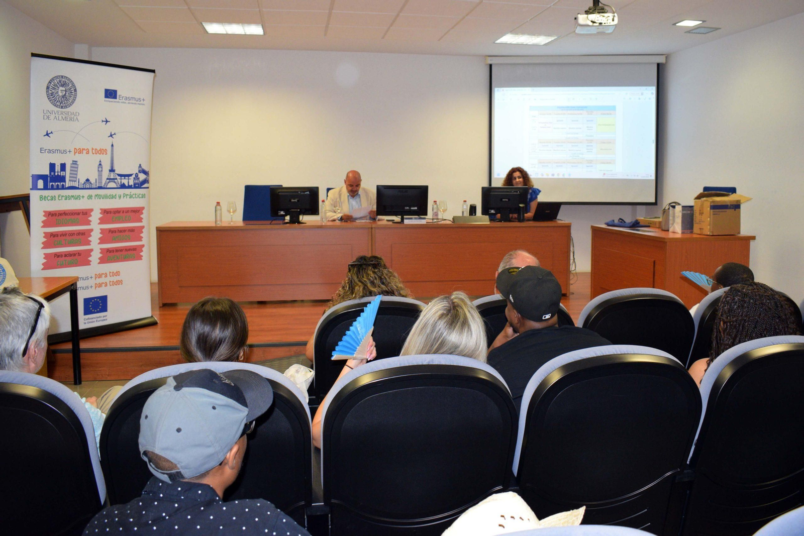 Alumnos estadounidenses y franceses se 'empapan' de la lengua y cultura españolas. Alumnos estadounidenses y franceses se 'empapan' de la lengua y cultura españolas.