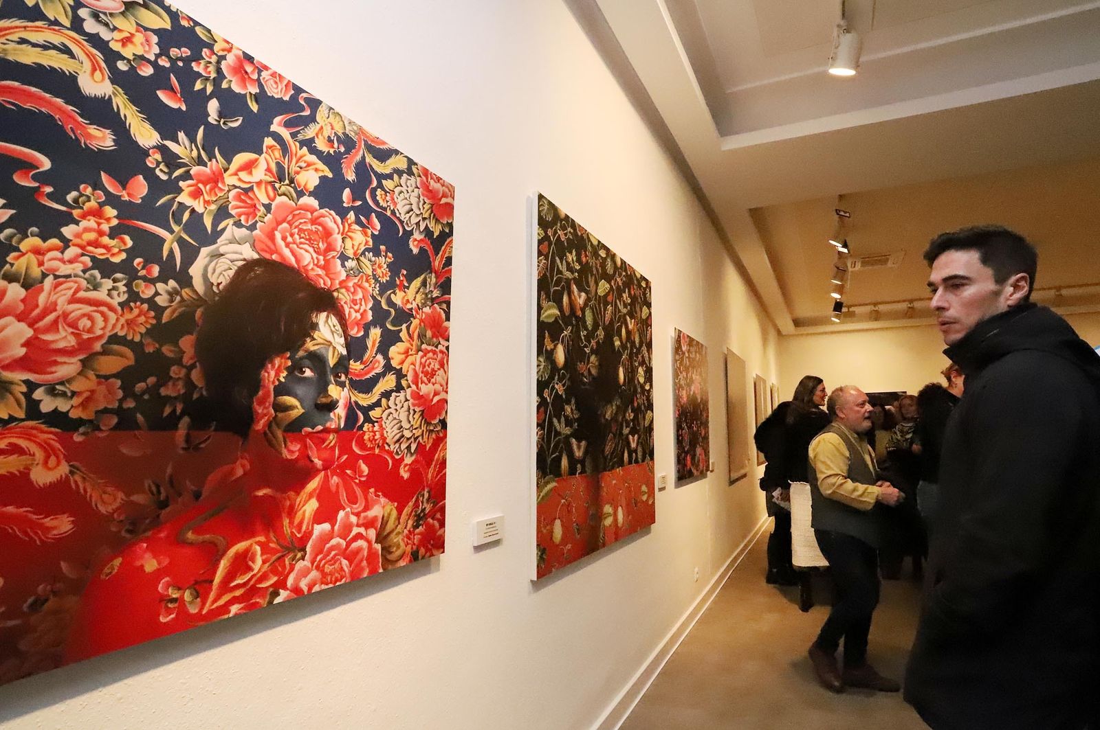 Imágenes de la exposición de Latitudes "Fotoperformances" de Cecilia Paredes