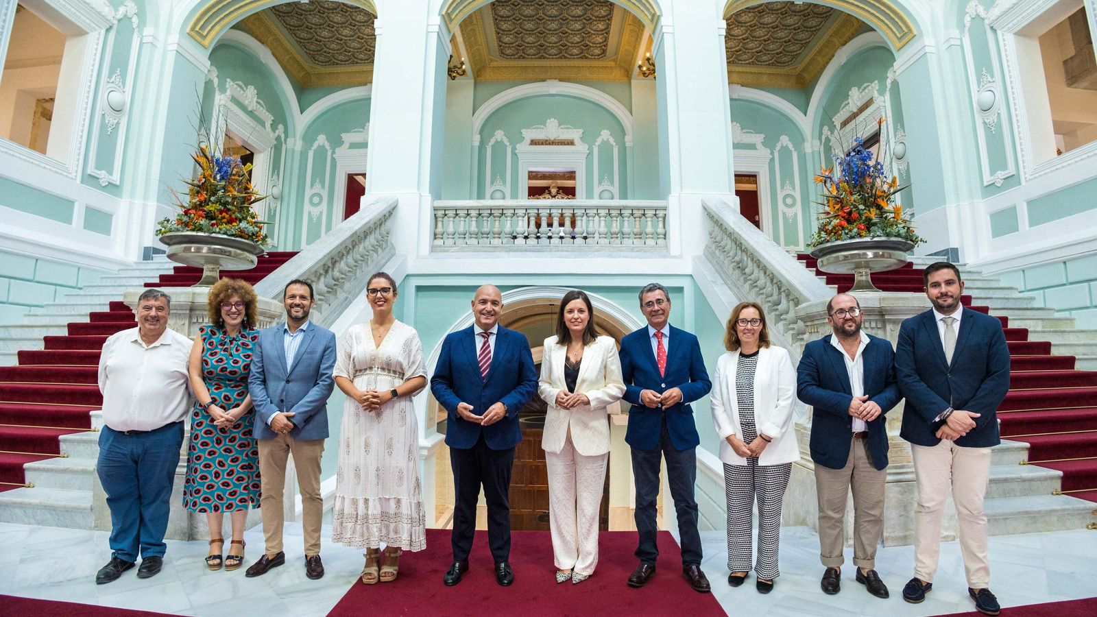 Foto de familia del equipo de la Magna del Ayuntamiento y del Consejo de Hermandades en San Fernando.