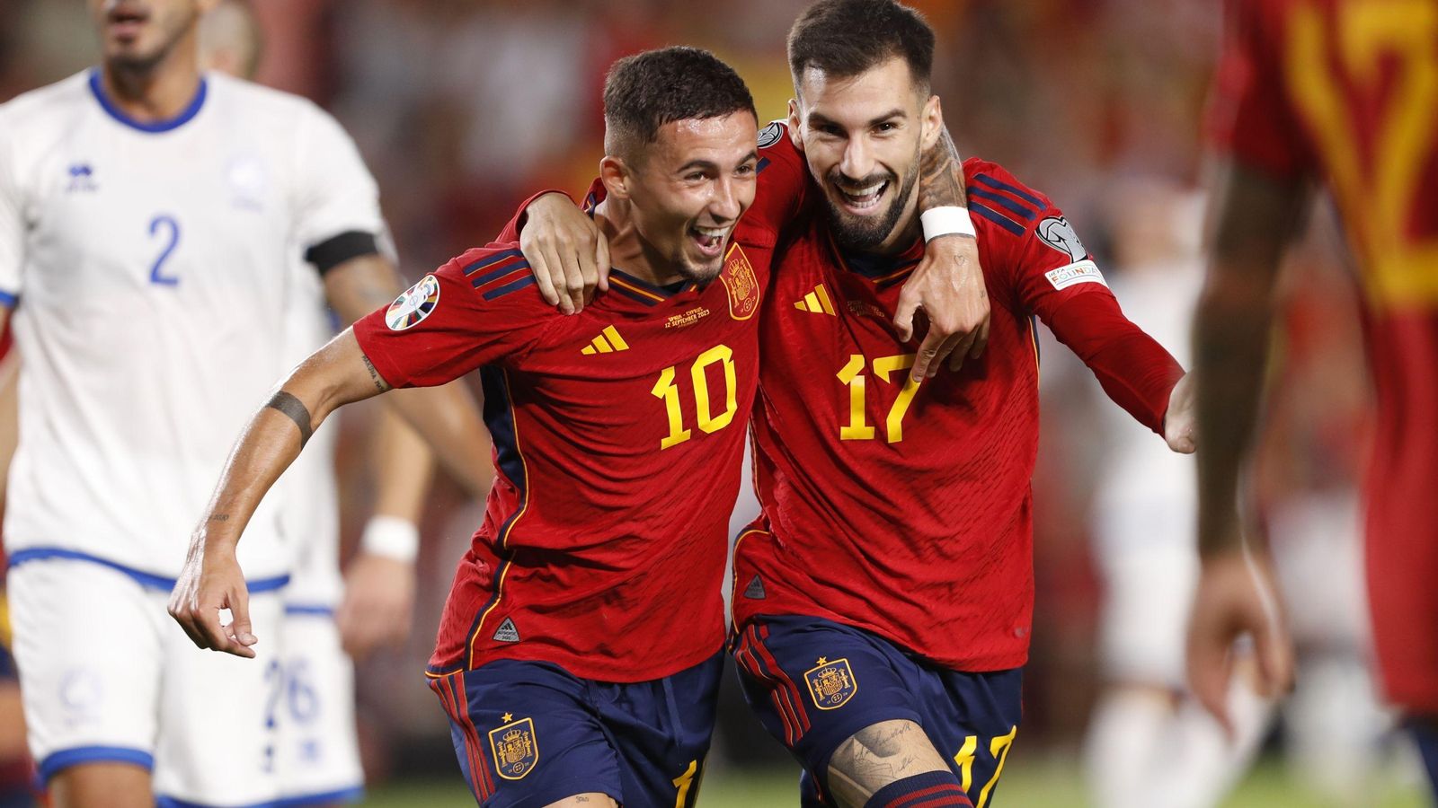 Álex Baena (17) celebra un gol suyo junto a Yeremy Pino (10) el día de su debut con la selección española absoluta.