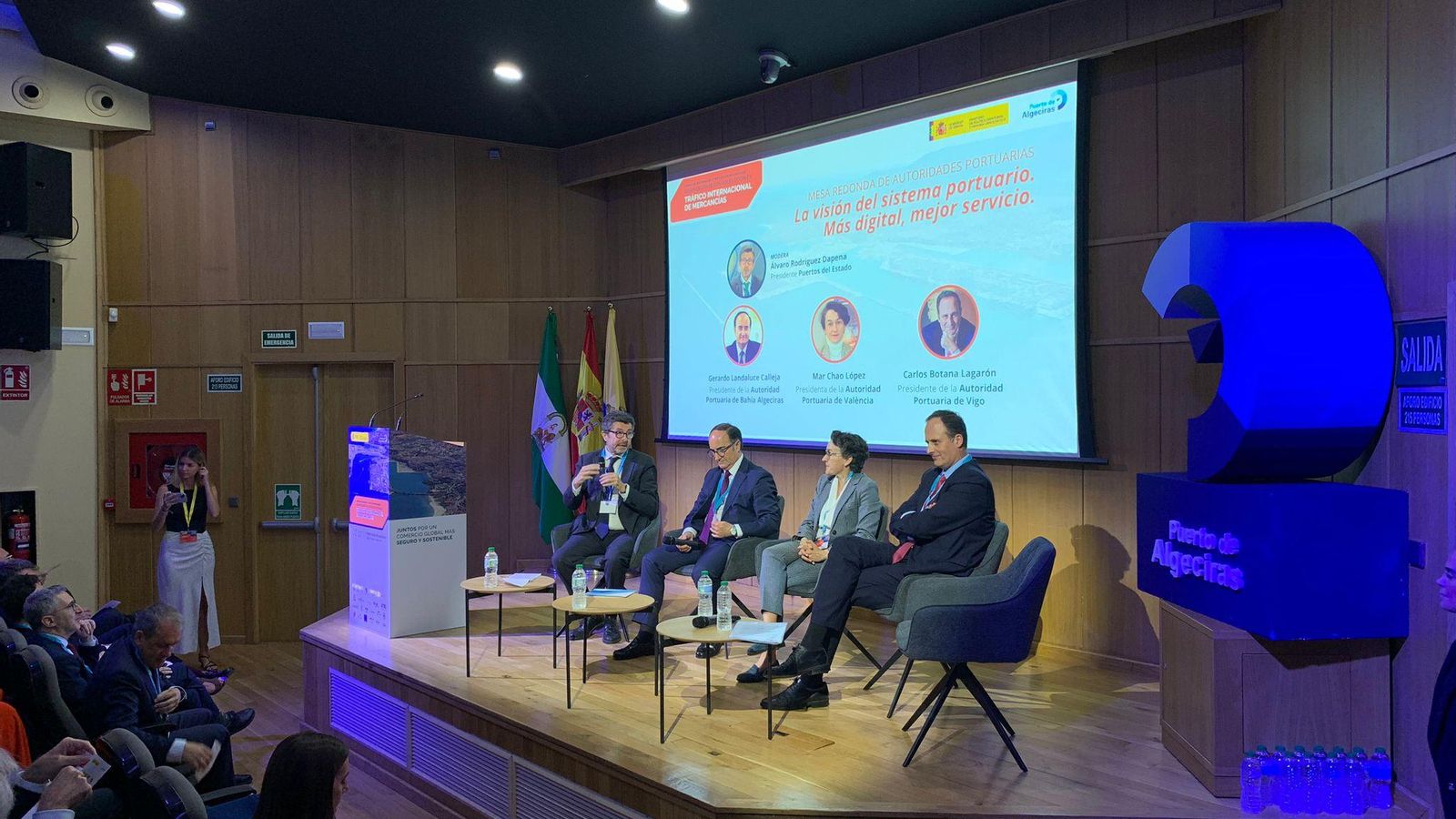 Álvaro Rodríguez, Gerardo Landaluce, Mar Chao y Carlos Botana, en la primera mesa redonda de la jornada. Álvaro Rodríguez, Gerardo Landaluce, Mar Chao y Carlos Botana, en la primera mesa redonda de la jornada.