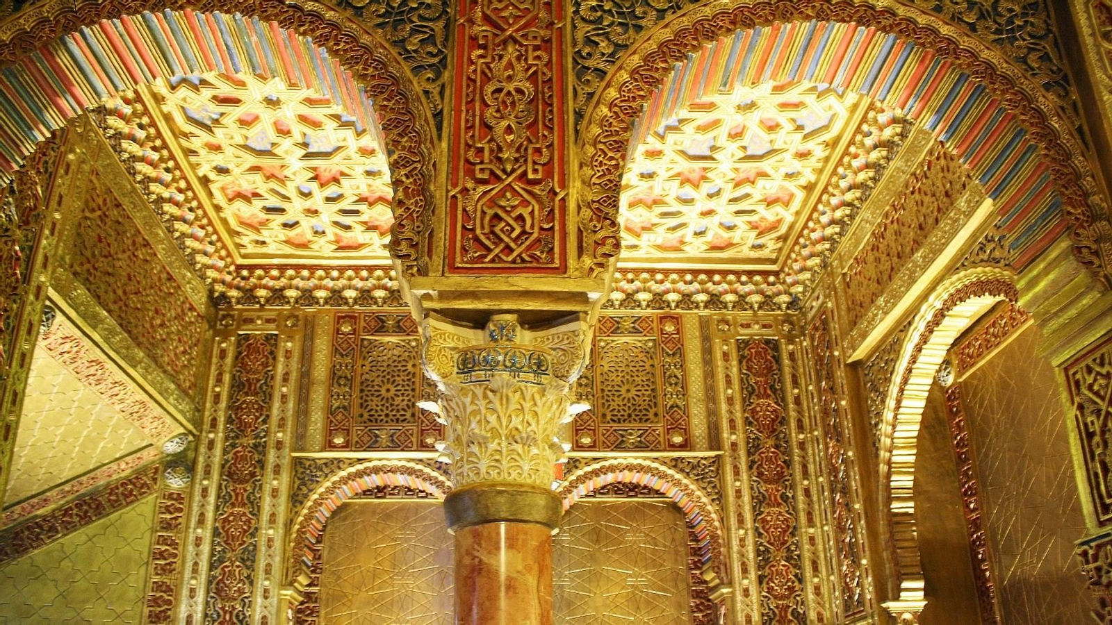 Los detalles mudéjares y nazaríes de esta sala te transportan directamente a las estancias más lujosas de la Alhambra.