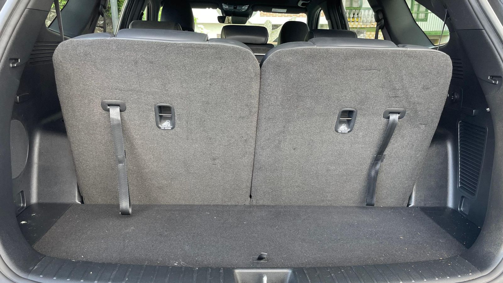 Con los siete asientos dispuestos para pasajeros el maletero ofrece una capacidad suficiente para tres o cuatro maletas de cabina, aunque mejor si se ocupa con bolsas flexibles. Con los siete asientos dispuestos para pasajeros el maletero ofrece una capacidad suficiente para tres o cuatro maletas de cabina, aunque mejor si se ocupa con bolsas flexibles.