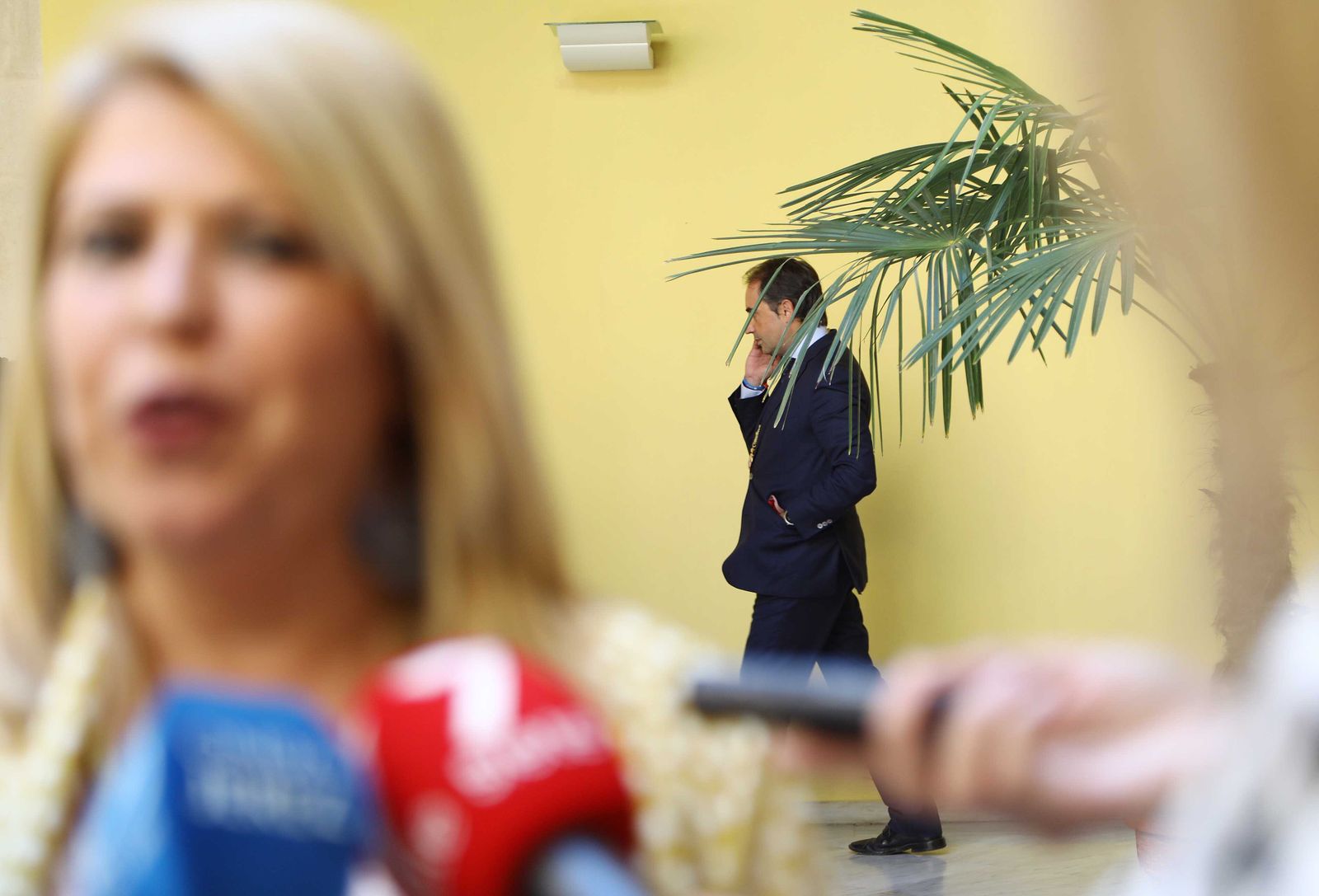 La alcaldesa, Mamen Sánchez; al fondo, Antonio Saldaña, edil del PP.