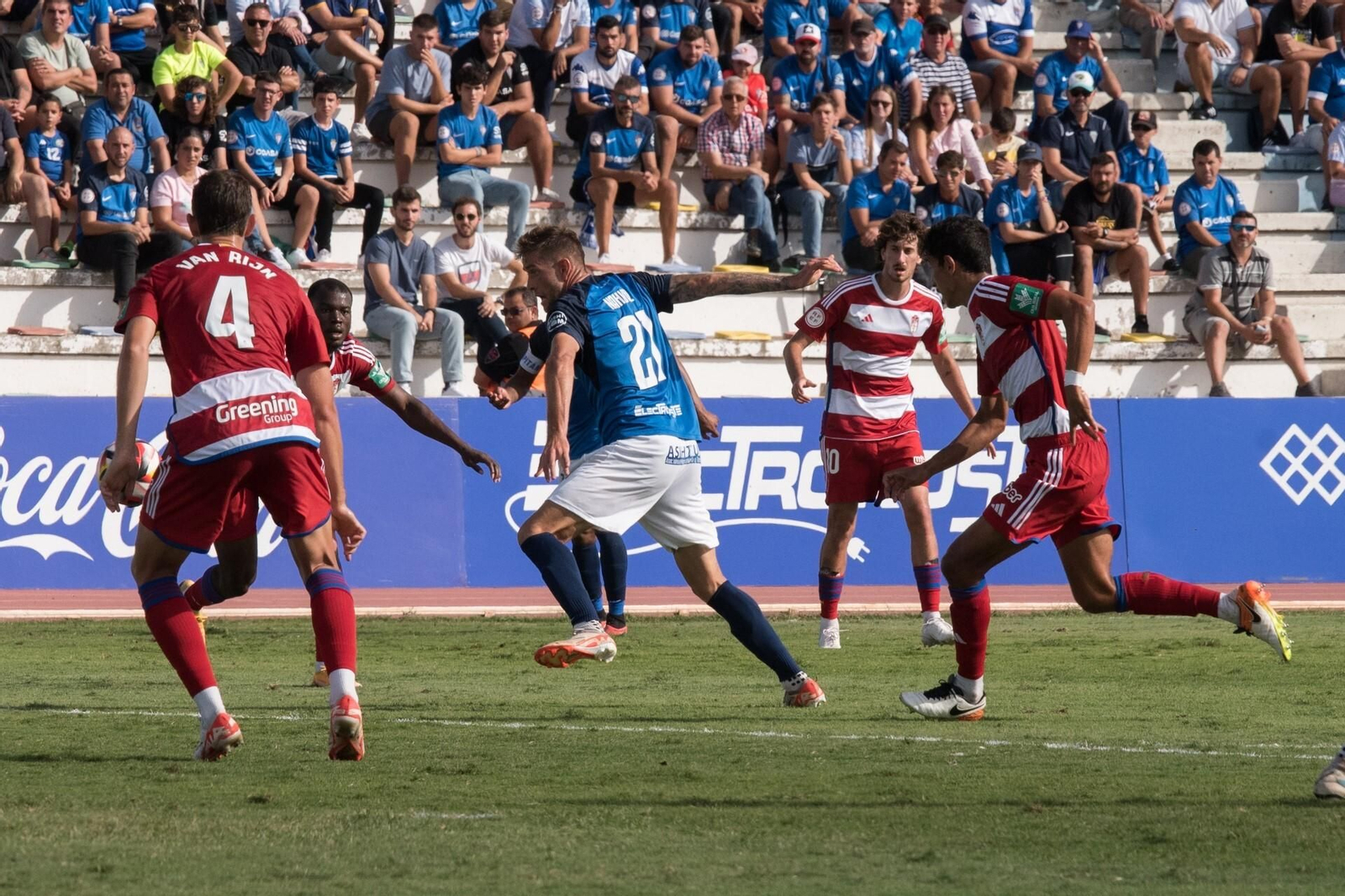 El azulino Nahuel Arroyo trata de ganar el balón rodeado de rivales.
