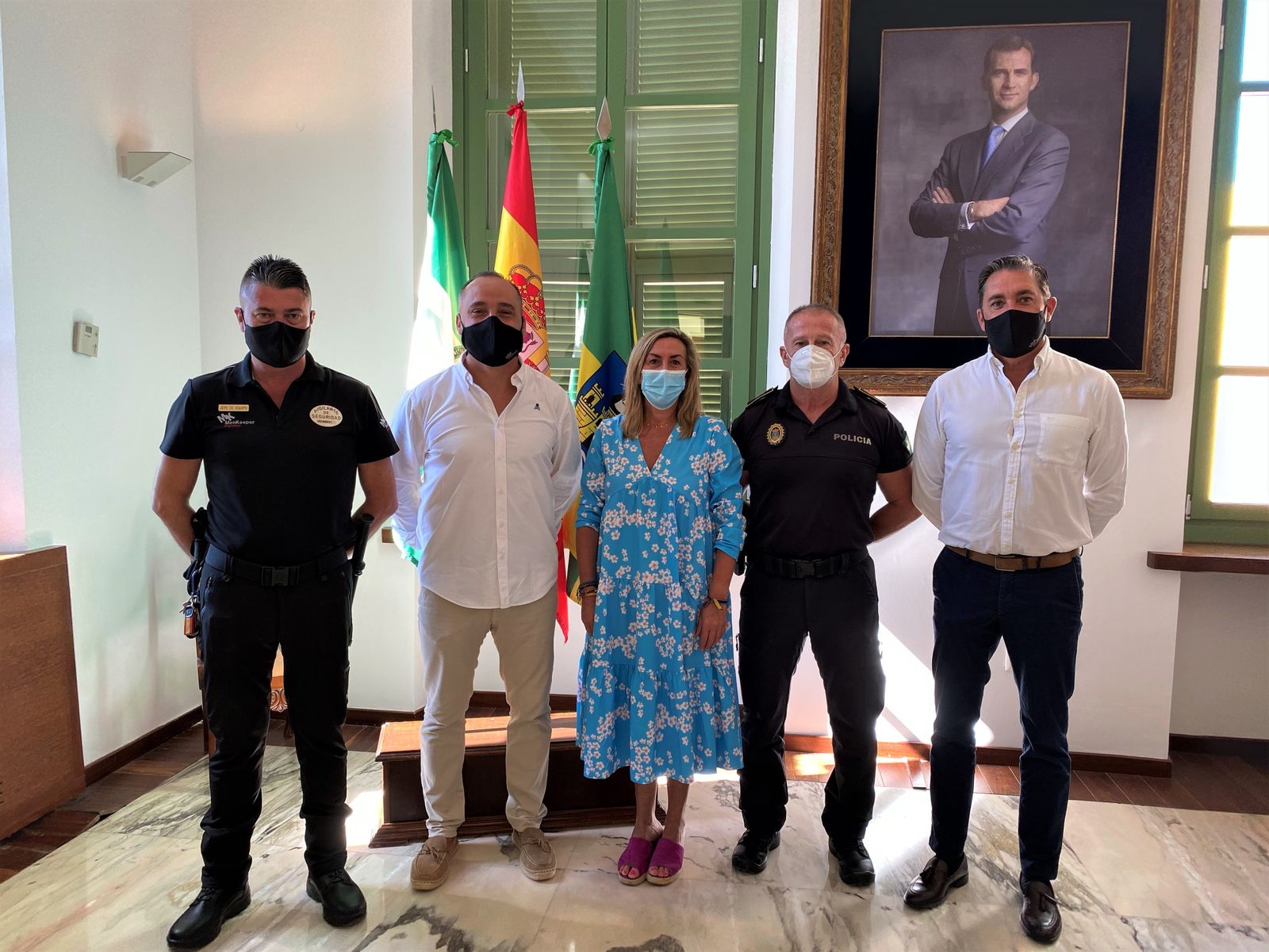 Marina Peris, junto a los responsables de la nueva empresa de vigilancia.