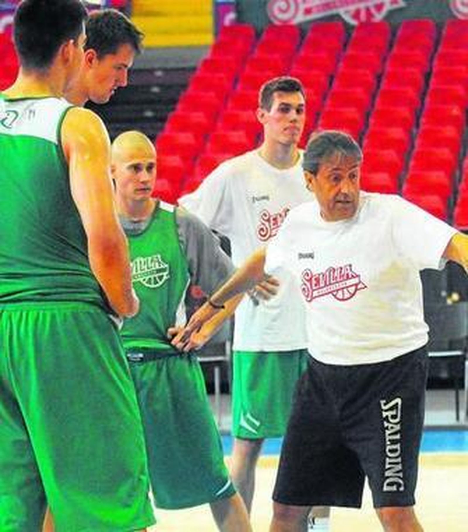 Casimiro da instrucciones en San Pablo a Hernangómez, Balvin, Woodside y Radicevic.