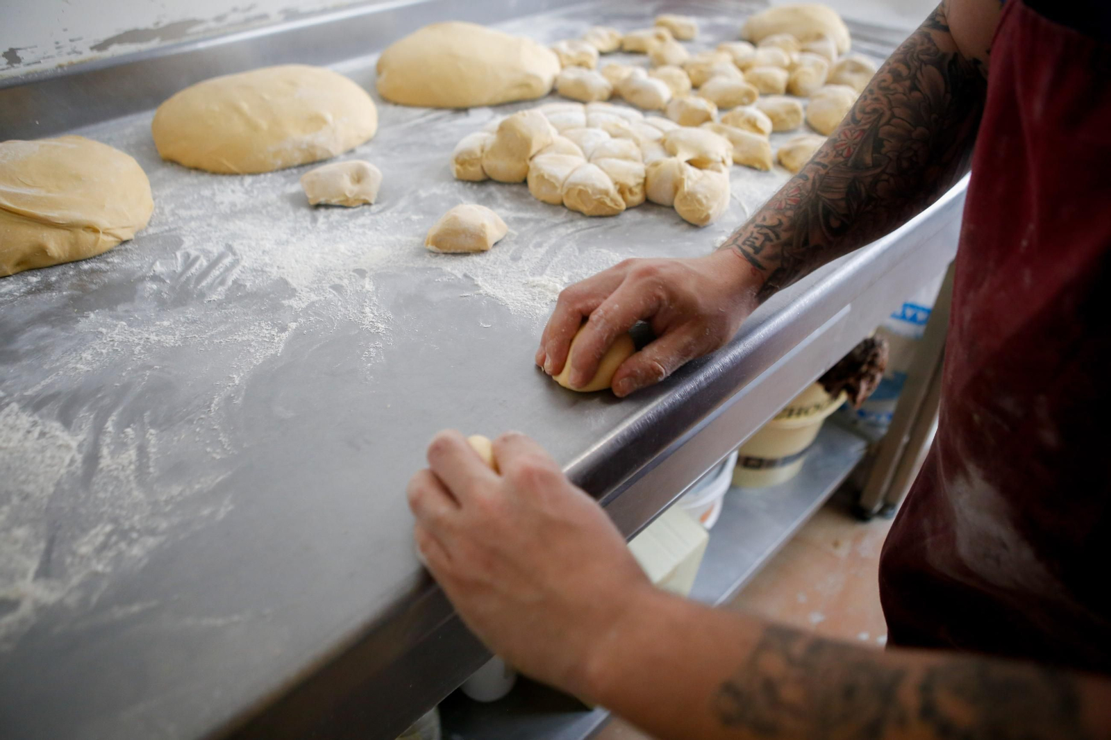 La pastelería La Tarifeña prepara por Navidad sus famosas cajillas, turrones y roscones, en imágenes