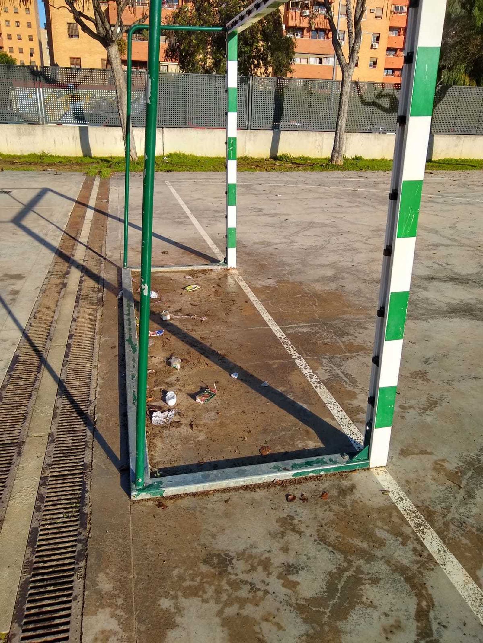 Restos de desayunos bajo una portería del patio exterior, que no se limpia.