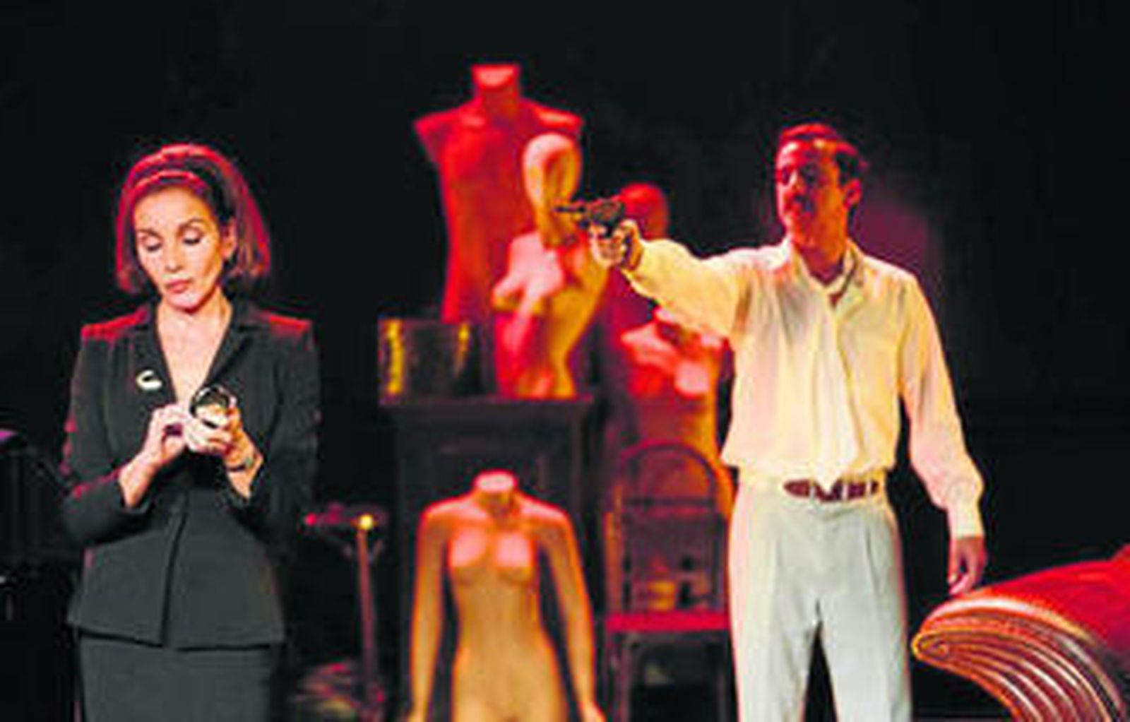 La actriz Ana Belén, en primer plano, durante la interpretación de la obra.