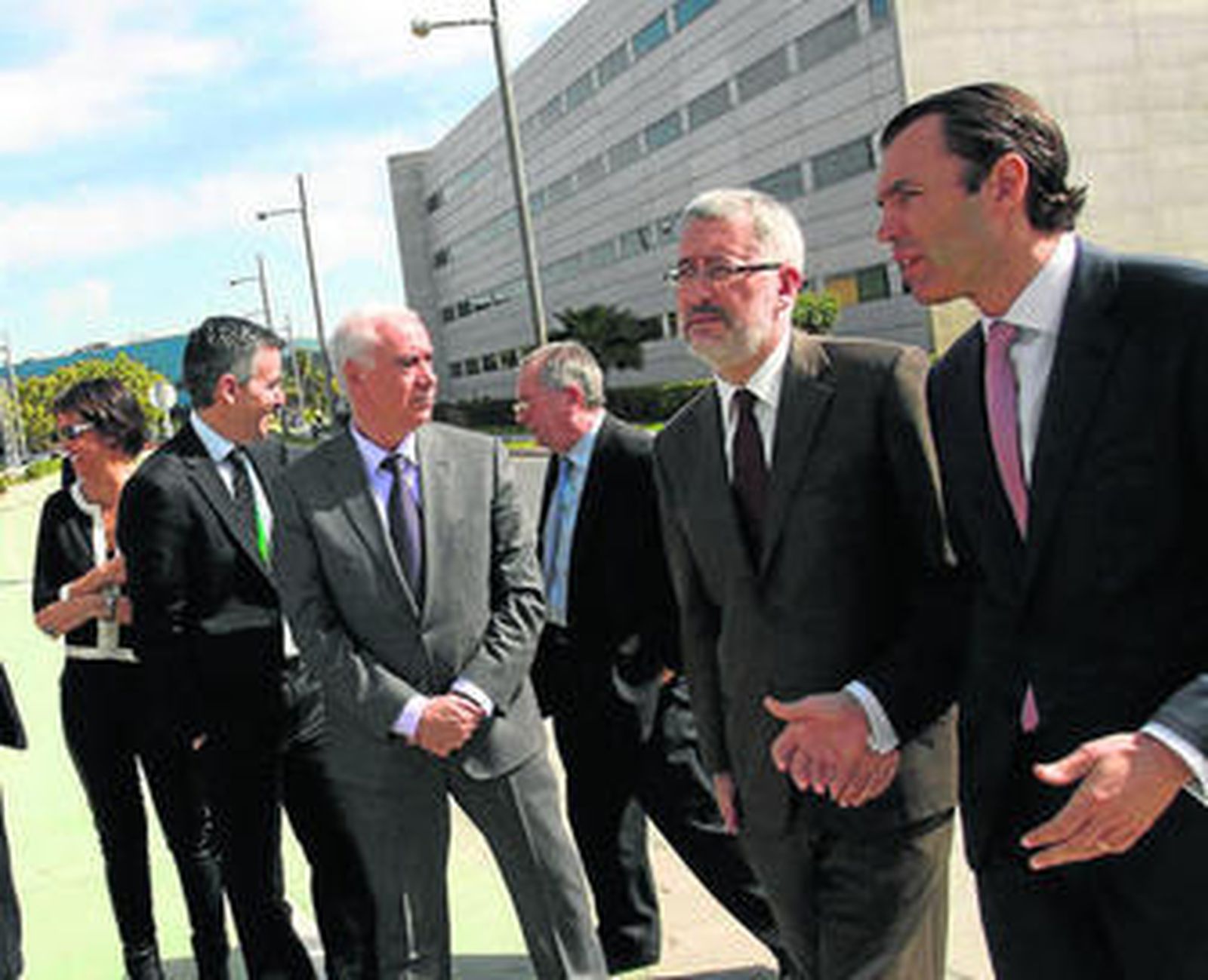 López, Ávila y Alonso, ayer, durante su visita a Optimi.