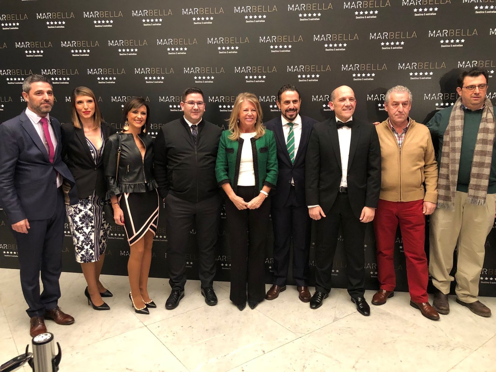 La alcaldesa de Marbella y el chef Dani García, ayer con otro grupo de invitados.