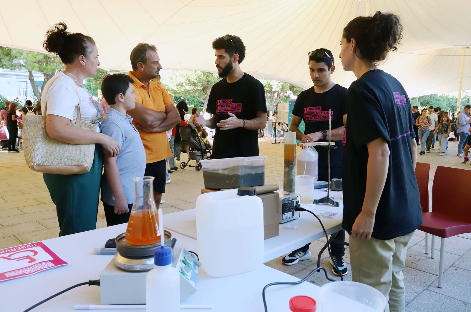 Imágenes de los talleres y actividades de La Noche Europea de los Investigadores