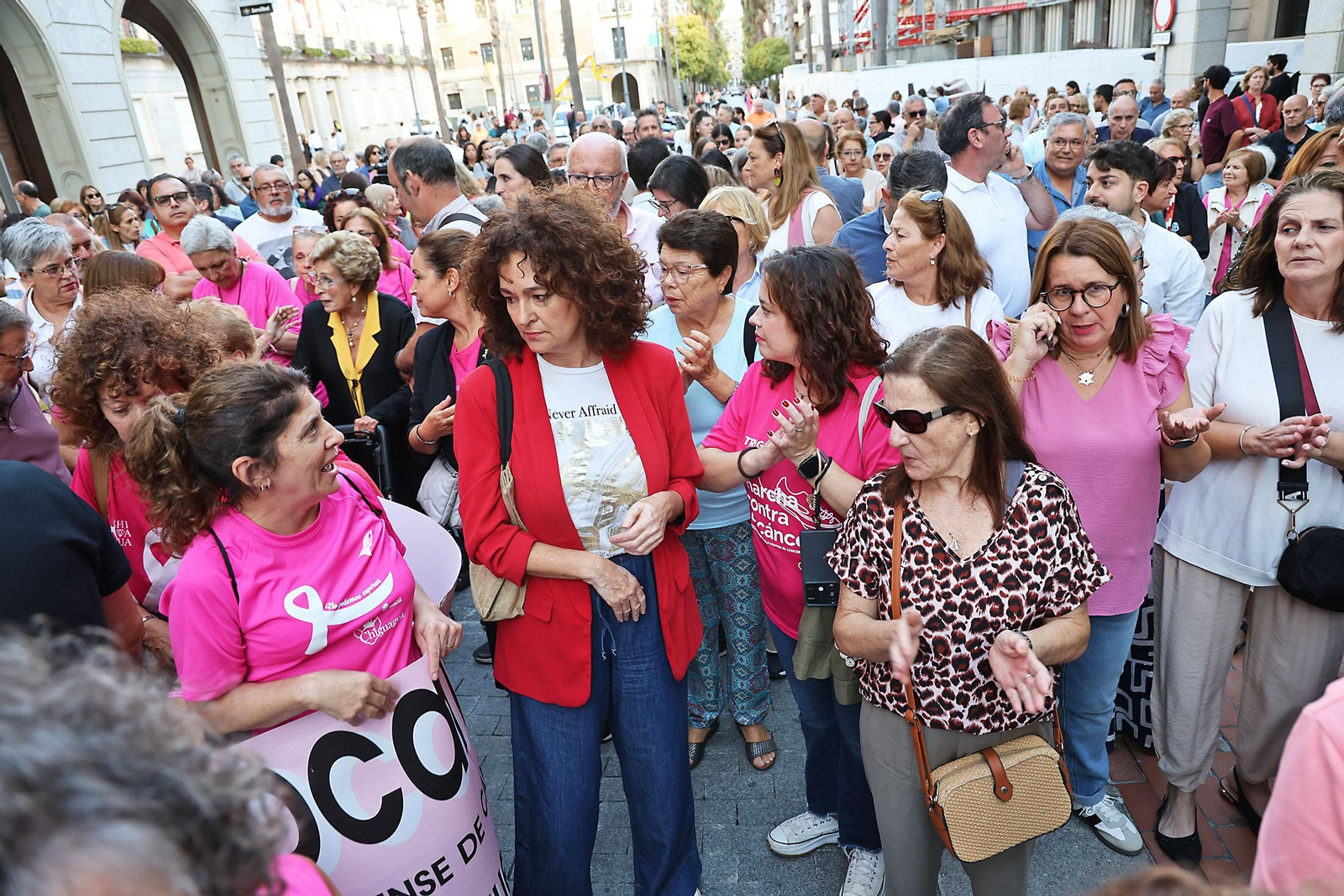 Concentración en Huelva de protesta por la polémica con los cribados de cáncer de mama en Andalucía