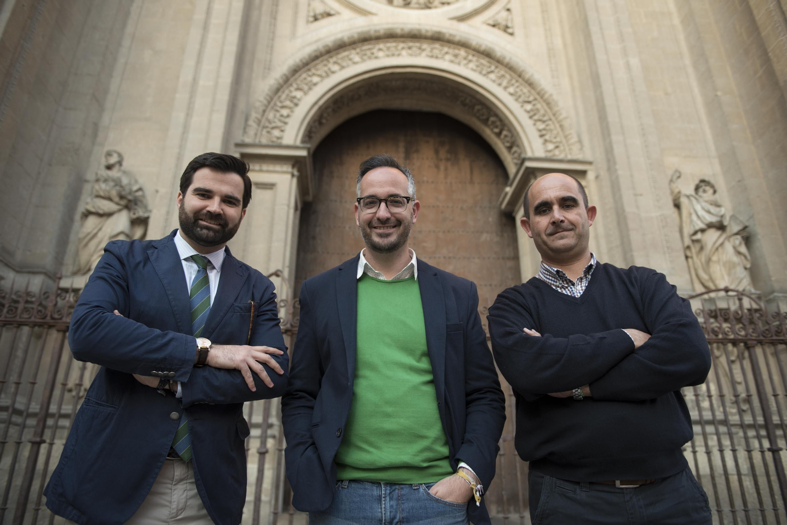 Jesús Pulido, Jose Ortega y Gonzalo Sánchez en la puerta de la Catedral, hacia la que dirigen sus cofradías en estación de penitencia.