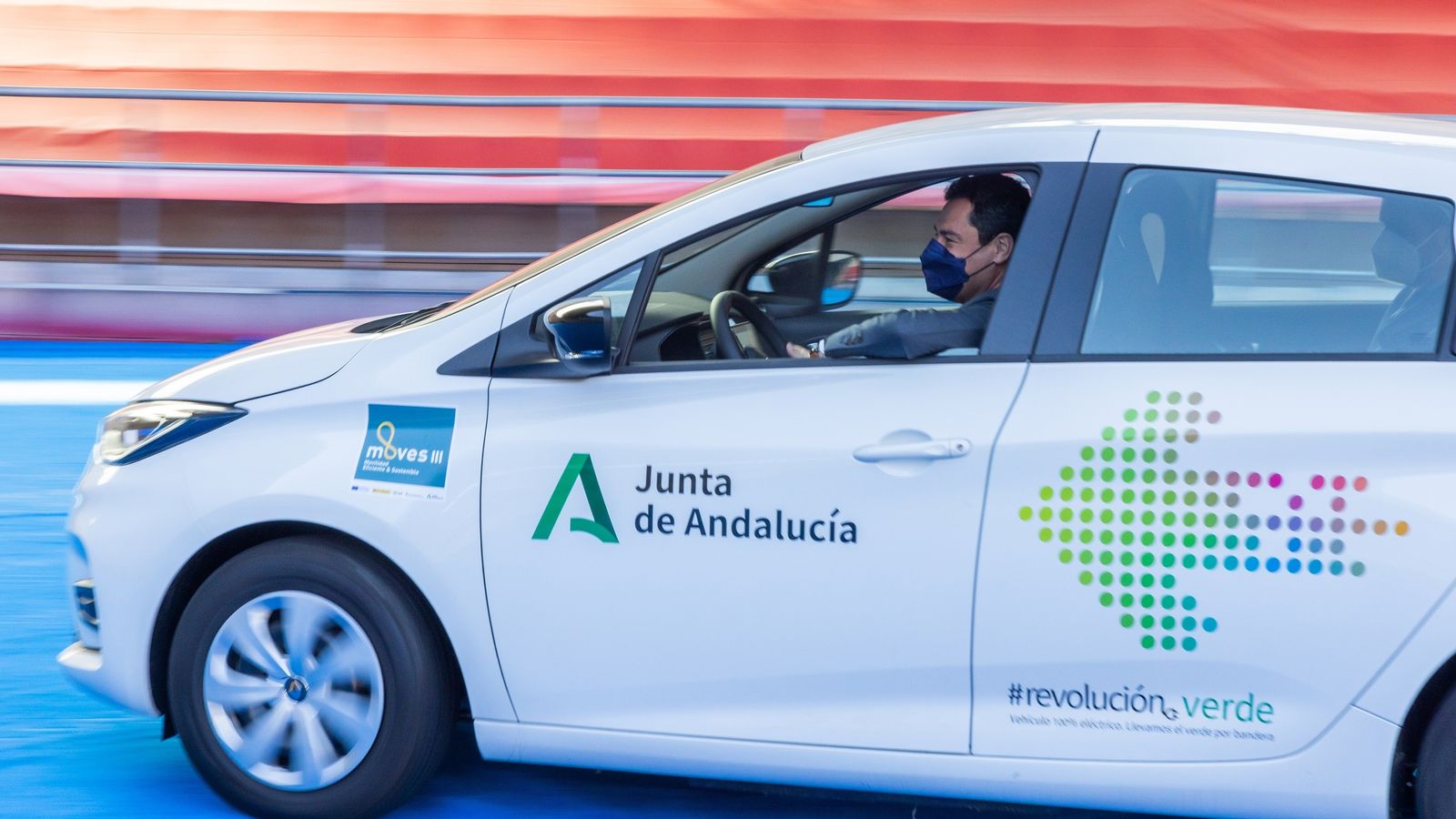 Moreno Bonilla se puso al volante de una de las unidades de Zoe E-Tech entregadas por Renault a la Junta.