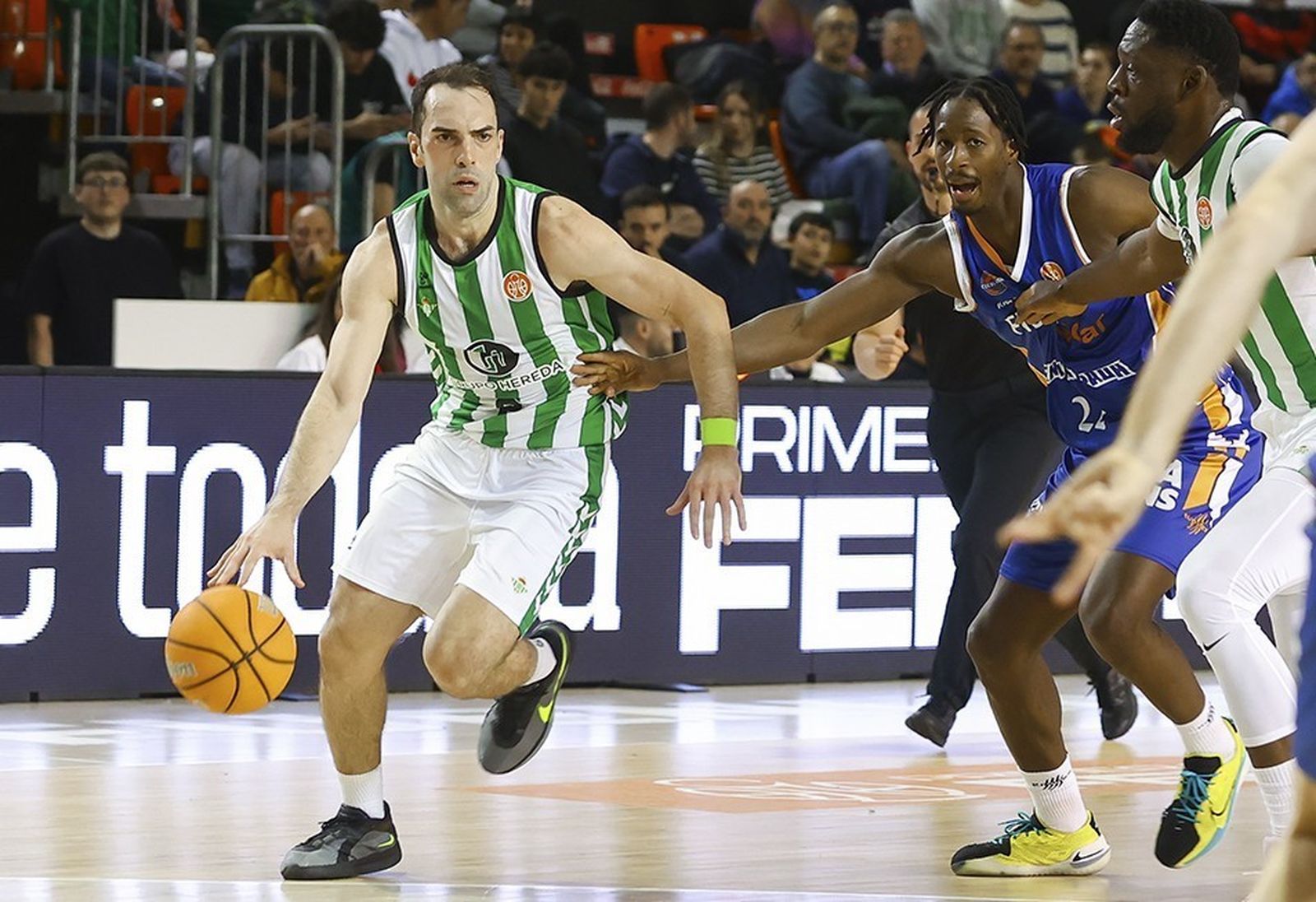 Vitor Benite bota la pelota en el encuentro contra el Fuenlabrada
