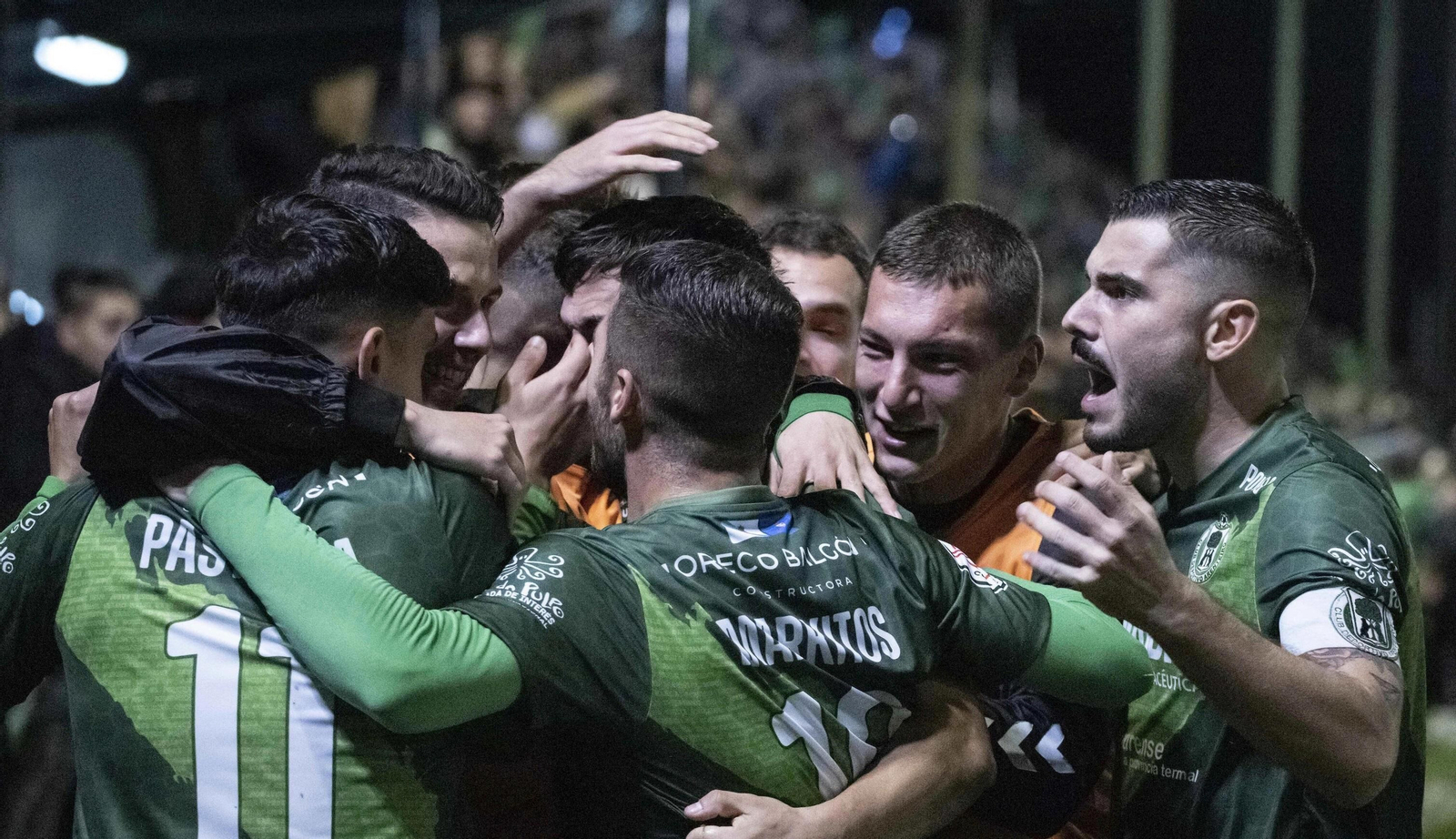 Los jugadores del Arenteiro celebran el gol de Antón Escobar