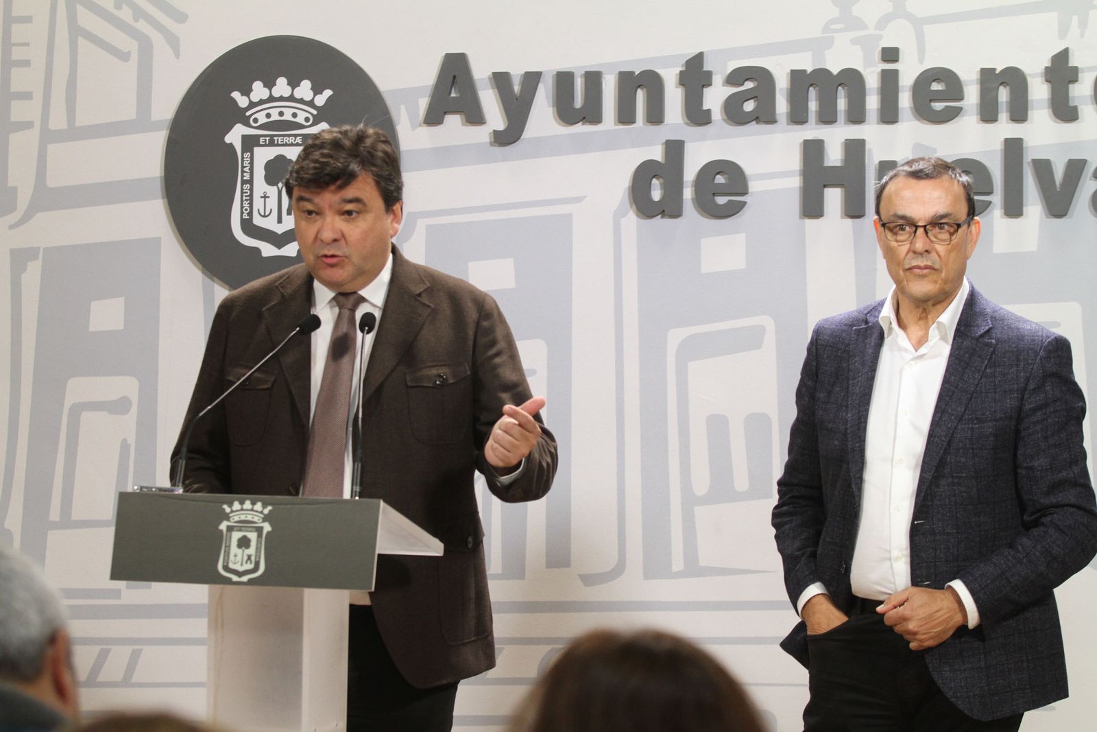 El alcalde de Huelva y el presidente de la Diputación, durante una reciente comparecencia conjunta en la que hicieron un llamamiento al Gobierno.