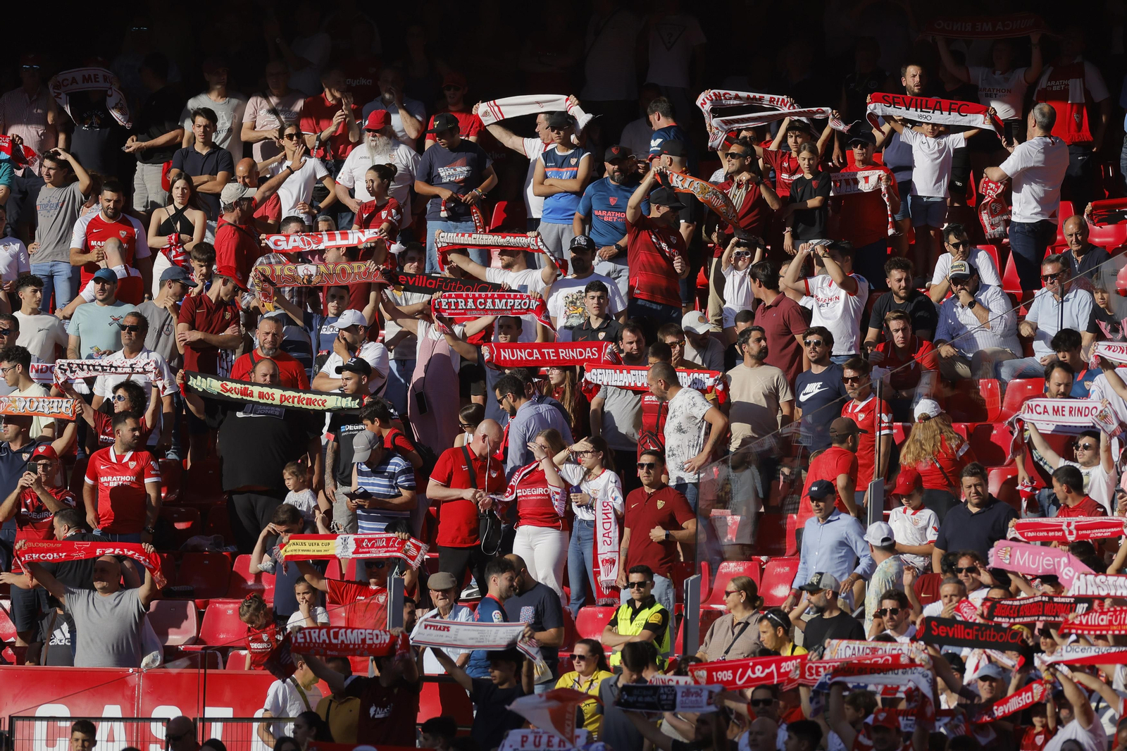 Búscate en las fotos del Sevilla-Español