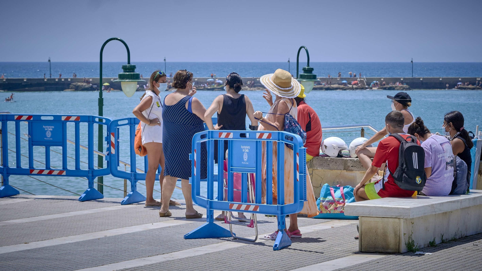 Imágenes inéditas en La Caleta con colas para entrar al completarse el aforo