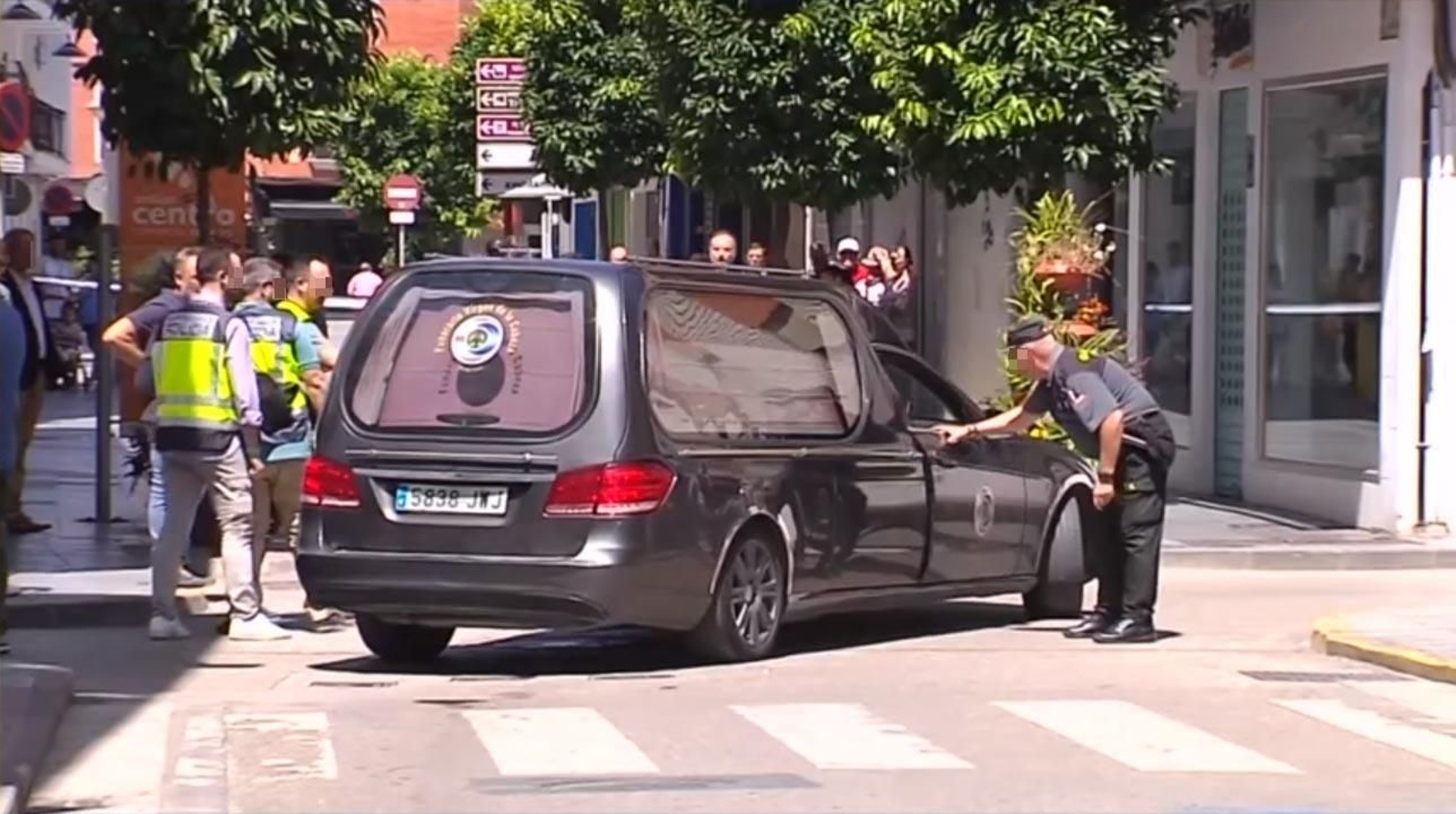 El coche fúnebre con los restos del agente fallecido abandona el lugar del suceso.