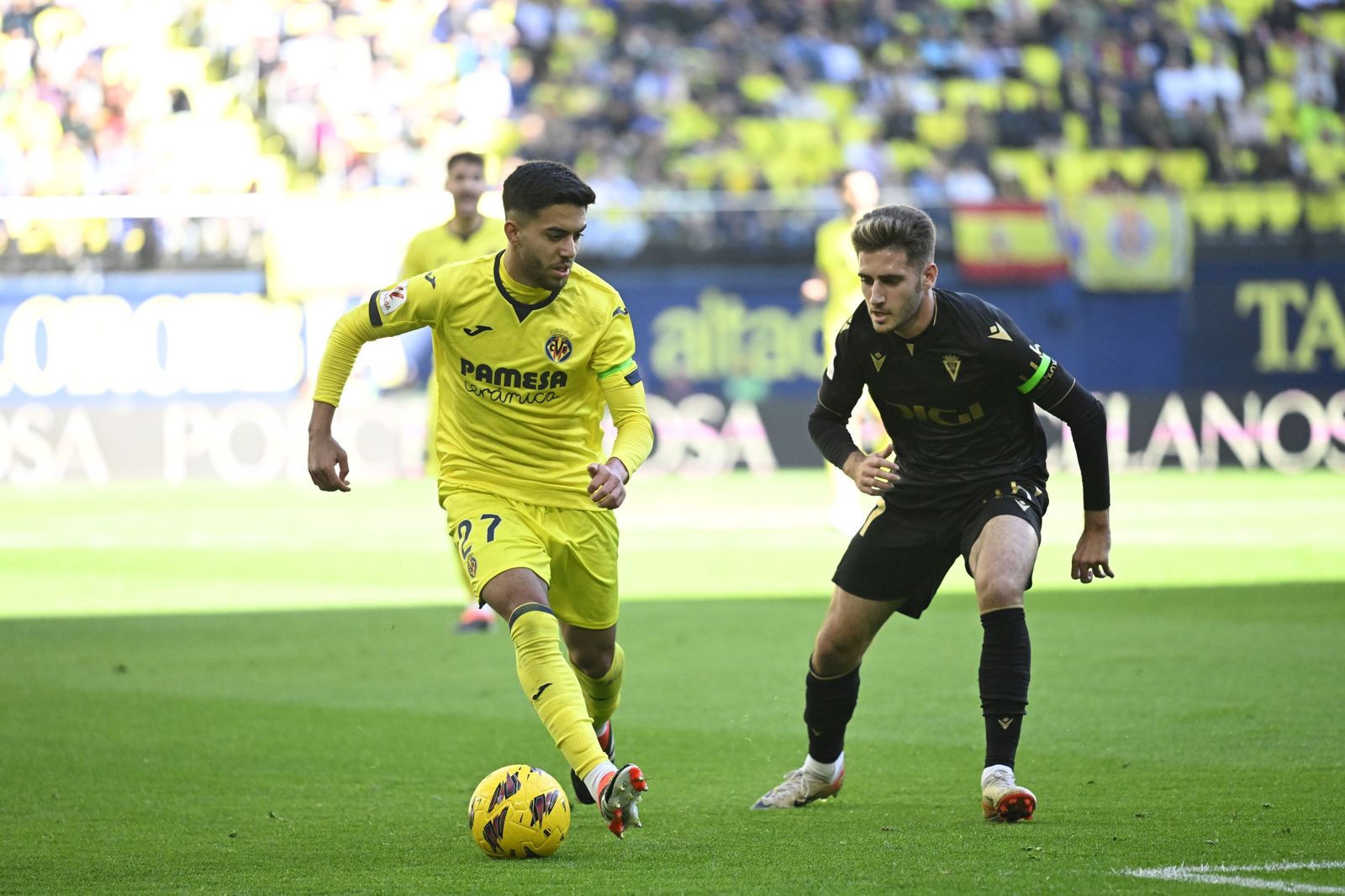 El cadista Robert Navarro presiona a Akhomach.