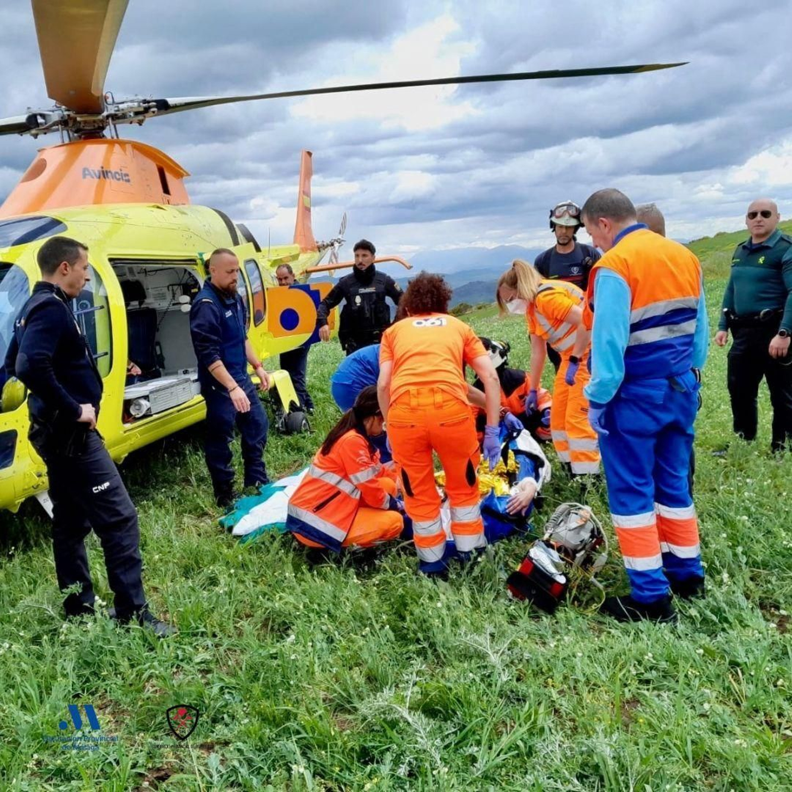 Instante en que los servicios sanitarios proceden a evacuar a la montañera herida.