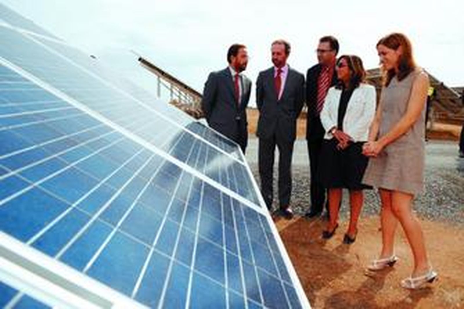 Rodrigo Charlo (segundo por la izquierda) en la inauguración de la planta, ayer en Córdoba.