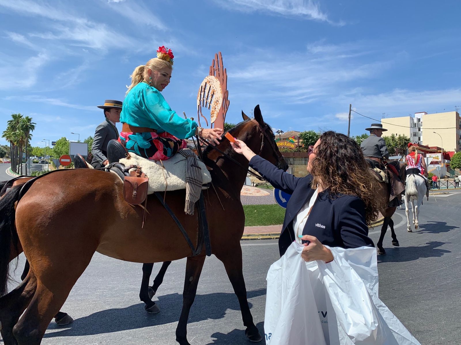El Hospital Vithas Sevilla entrega 3.000 botiquines a los peregrinos que comienzan el camino hacía El Rocío