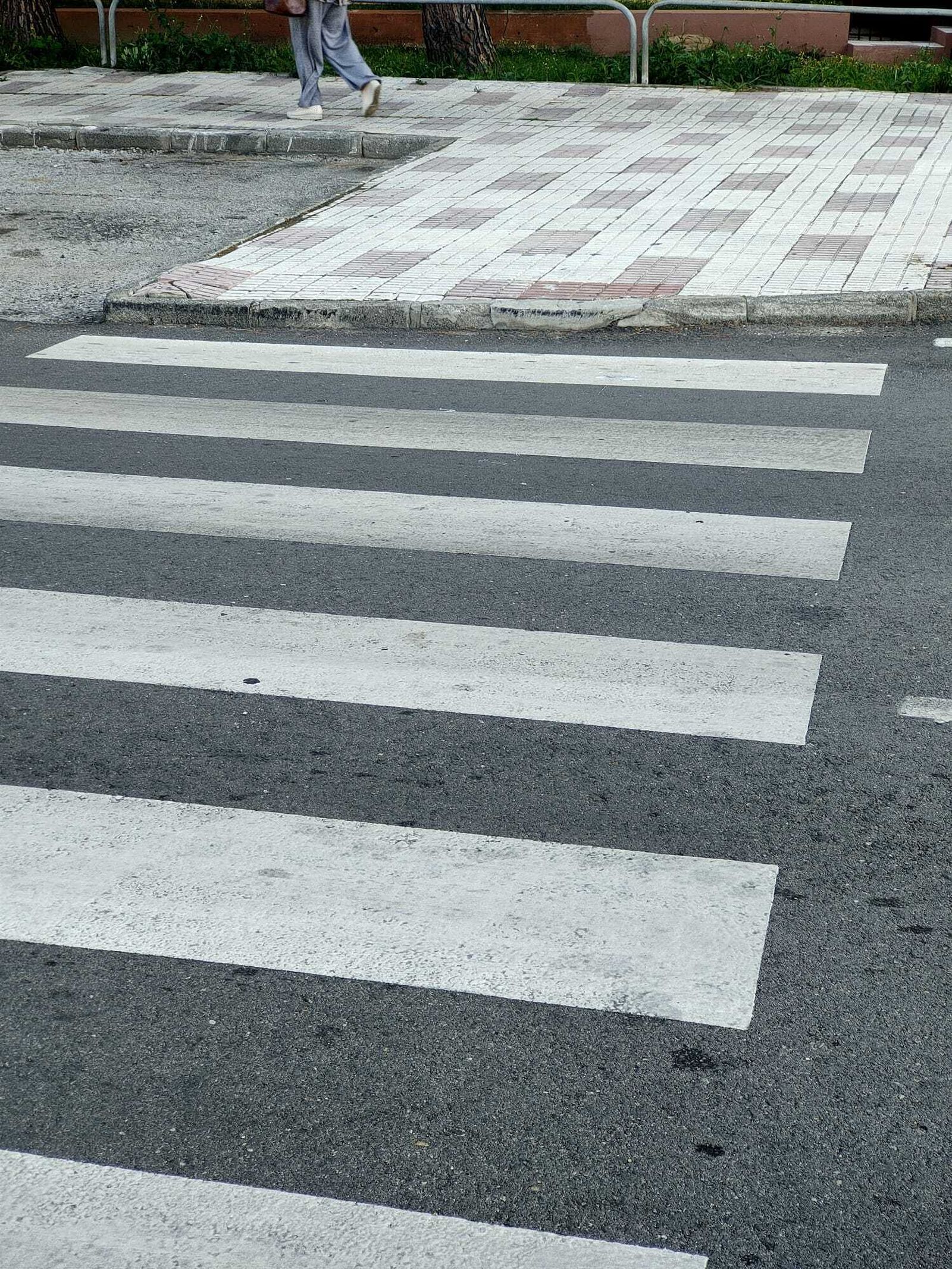 Paso de peatones sin rampa en la barriada de San José