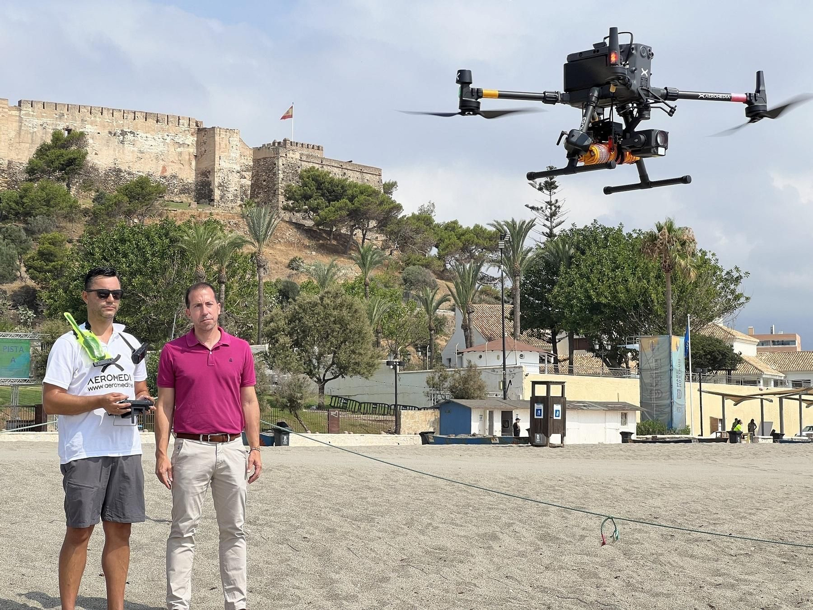 El concejal de playas, Javier Hidalgo, comprobando el funcionamiento de los drones. El concejal de playas, Javier Hidalgo, comprobando el funcionamiento de los drones.