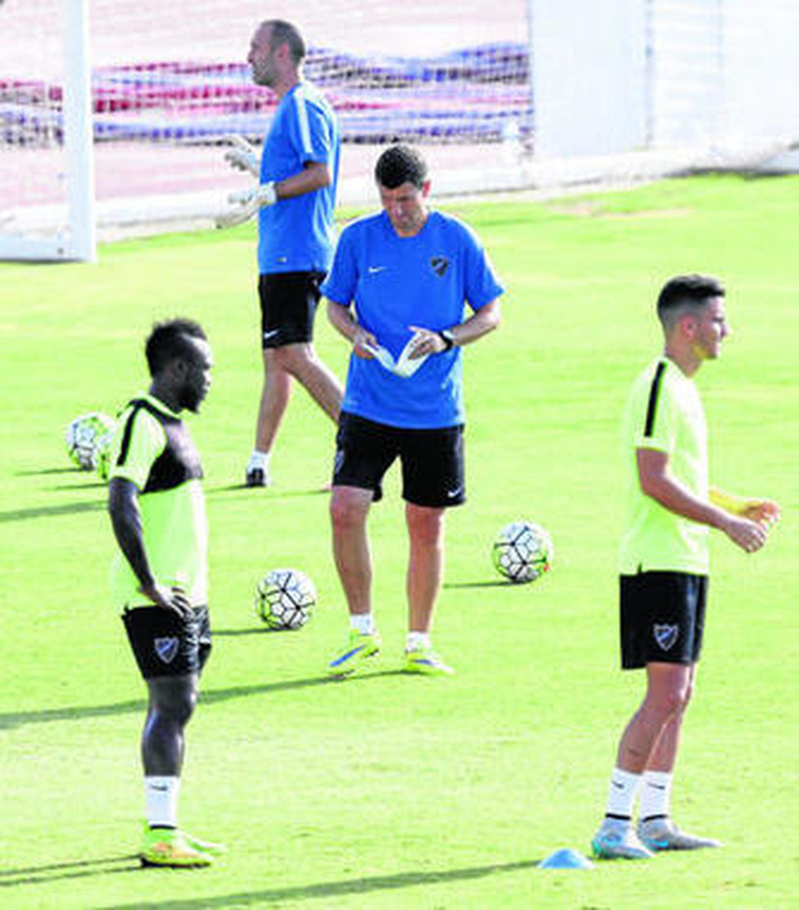Javi Gracia, pensativo, durante el entrenamiento de ayer en el Ciudad de Málaga.