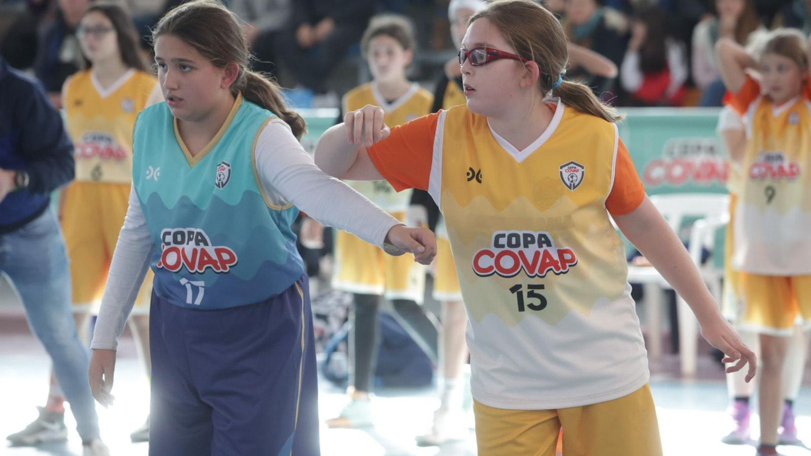 Se recomienda proteger los ojos durante las actividades deportivas Se recomienda proteger los ojos durante las actividades deportivas
