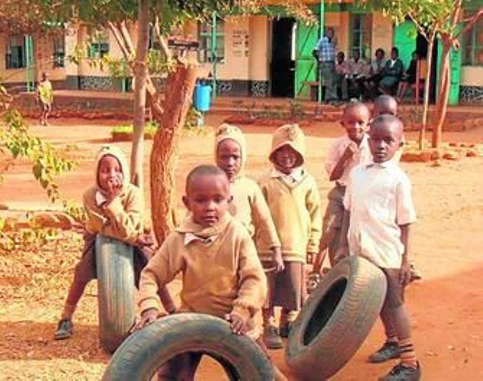 Niños de la comunidad en la que residen las hermanas del Rebaño de María, en Kenia.