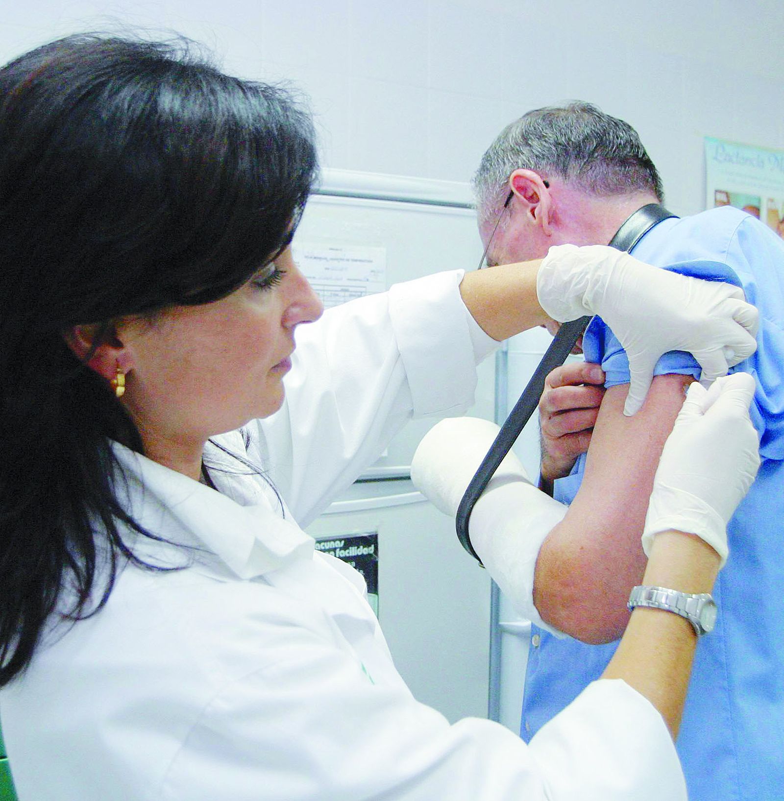 Una enfermera vacuna a un paciente.