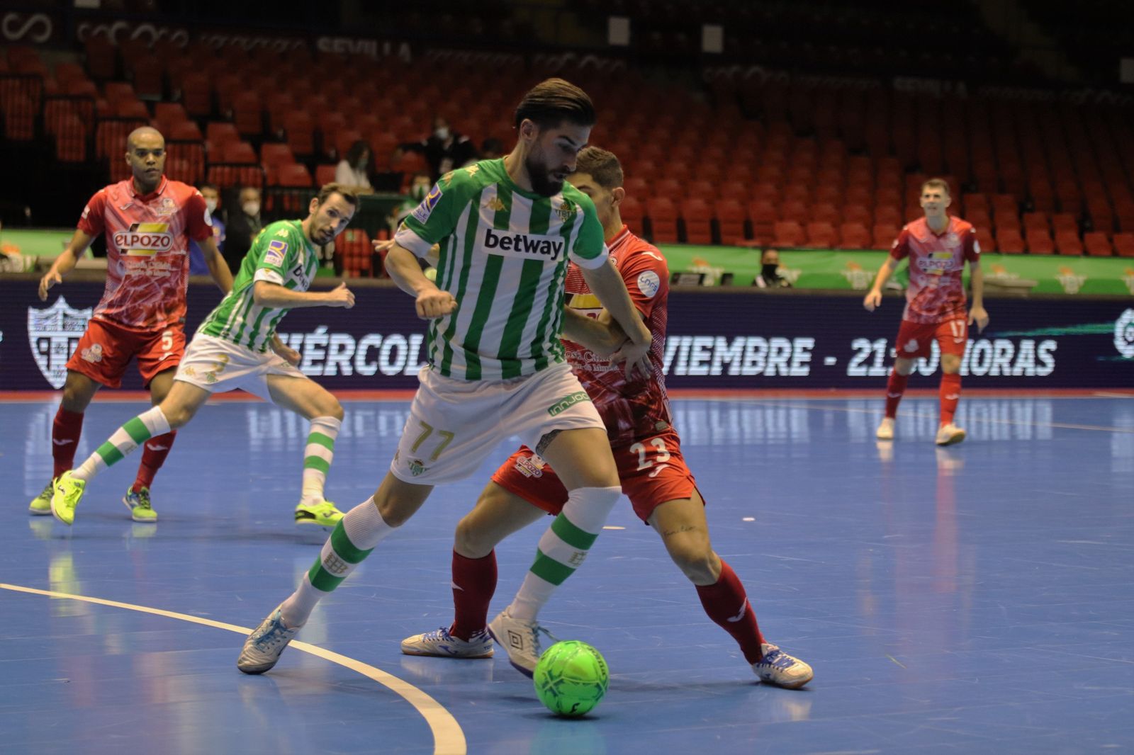 Emilio Buendía controla ante Darío, en el último partido ante ElPozo.