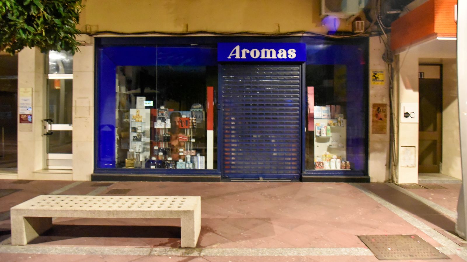 Fotos de edificios públicos y escaparates apagados en Algeciras por el plan de ahorro energético